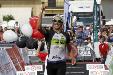 Un millar de triatletas desafiaron al calor en el Half Triathlon Pamplona-Iruña, que repartió los títulos de media distancia.
