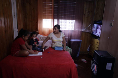 Reportaje de familias que viven en Navarra en las conocidas como habitaciones-patera.