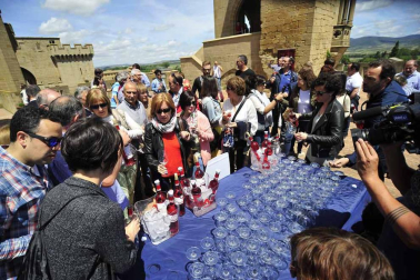El Palacio Real de Olite abrió ayer sus puertas para celebrar el Día Movimiento Vino DO.