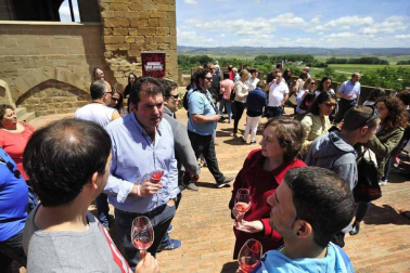 El Palacio Real de Olite abrió ayer sus puertas para celebrar el Día Movimiento Vino DO.