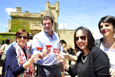 El Palacio Real de Olite abrió ayer sus puertas para celebrar el Día Movimiento Vino DO.