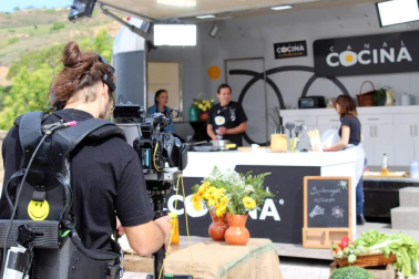 Las calles del centro urbano y el Palacio de la Vega se convirtieron a lo largo de la mañana en las localizaciones elegidas por Canal Cocina para realizar uno de los programas de la nueva serie Fiestas Gastronómicas.