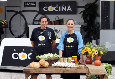 Las calles del centro urbano y el Palacio de la Vega se convirtieron a lo largo de la mañana en las localizaciones elegidas por Canal Cocina para realizar uno de los programas de la nueva serie Fiestas Gastronómicas.