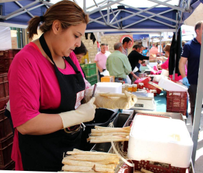 Las calles del centro urbano y el Palacio de la Vega se convirtieron a lo largo de la mañana en las localizaciones elegidas por Canal Cocina para realizar uno de los programas de la nueva serie Fiestas Gastronómicas.
