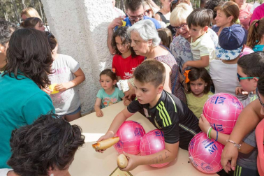 Mayores y pequeños se acercaron este lunes 22 de mayo a cumplir con la tradicional procesión.