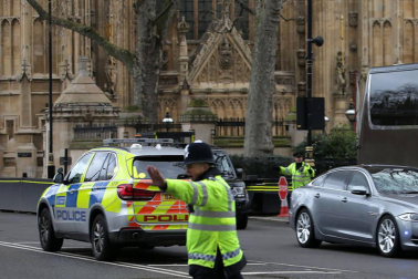 Al menos una decena de personas han resultado heridas en el puente de Westminster, junto al Parlamento británico, después de que se hayan escuchado lo que podrían haber sido disparos en la zona.