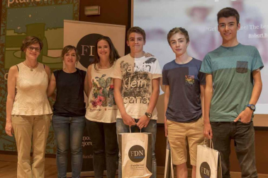 Imágenes de los jóvenes ganadores del IV Concurso periodístico escolar FDN.