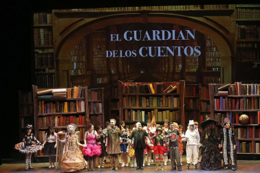 Imágenes de la obra que han interpretado 65 niños, jóvenes y adultos en el Teatro Arriaga.