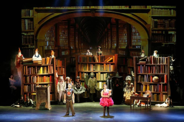 Imágenes de la obra que han interpretado 65 niños, jóvenes y adultos en el Teatro Arriaga.