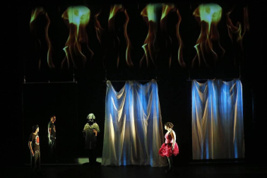 Imágenes de la obra que han interpretado 65 niños, jóvenes y adultos en el Teatro Arriaga.