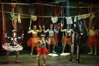 Imágenes de la obra que han interpretado 65 niños, jóvenes y adultos en el Teatro Arriaga.