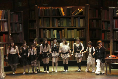 Imágenes de la obra que han interpretado 65 niños, jóvenes y adultos en el Teatro Arriaga.