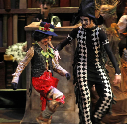 Imágenes de la obra que han interpretado 65 niños, jóvenes y adultos en el Teatro Arriaga.