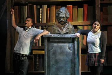Imágenes de la obra que han interpretado 65 niños, jóvenes y adultos en el Teatro Arriaga.