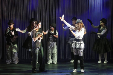 Imágenes de la obra que han interpretado 65 niños, jóvenes y adultos en el Teatro Arriaga.