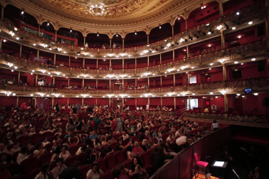 Imágenes de la obra que han interpretado 65 niños, jóvenes y adultos en el Teatro Arriaga.