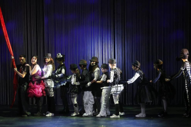 Imágenes de la obra que han interpretado 65 niños, jóvenes y adultos en el Teatro Arriaga.