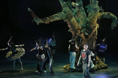 Imágenes de la obra que han interpretado 65 niños, jóvenes y adultos en el Teatro Arriaga.