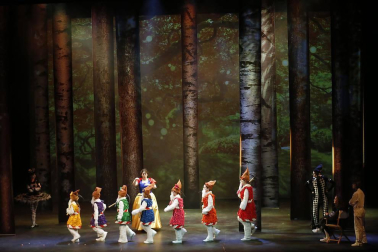 Imágenes de la obra que han interpretado 65 niños, jóvenes y adultos en el Teatro Arriaga.