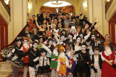 Imágenes de la obra que han interpretado 65 niños, jóvenes y adultos en el Teatro Arriaga.