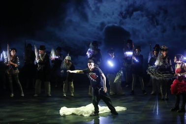 Imágenes de la obra que han interpretado 65 niños, jóvenes y adultos en el Teatro Arriaga.