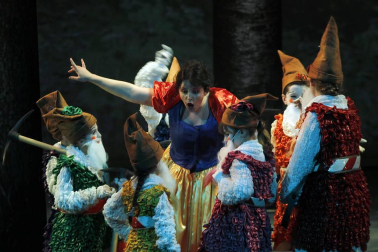 Imágenes de la obra que han interpretado 65 niños, jóvenes y adultos en el Teatro Arriaga.