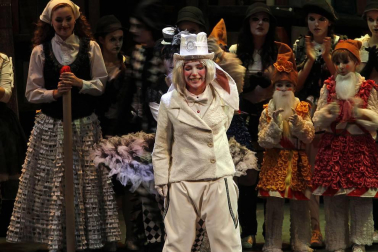 Imágenes de la obra que han interpretado 65 niños, jóvenes y adultos en el Teatro Arriaga.