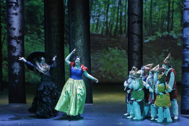 Imágenes de la obra que han interpretado 65 niños, jóvenes y adultos en el Teatro Arriaga.
