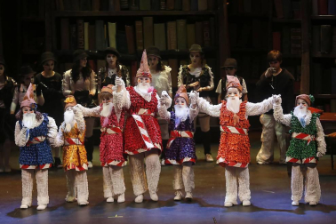 Imágenes de la obra que han interpretado 65 niños, jóvenes y adultos en el Teatro Arriaga.