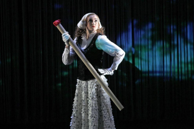 Imágenes de la obra que han interpretado 65 niños, jóvenes y adultos en el Teatro Arriaga.