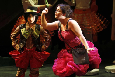 Imágenes de la obra que han interpretado 65 niños, jóvenes y adultos en el Teatro Arriaga.