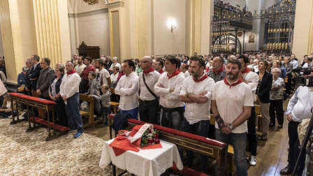 Imágenes de la quinta misa de la Escalera de San Fermín, en la iglesia de San Lorenzo de Pamplona.