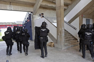 El estadio del C.A. Osasuna fue el lugar elegido para un ejercicio de las fuerzas de seguridad ante un posible ataque.