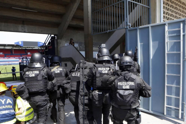El estadio del C.A. Osasuna fue el lugar elegido para un ejercicio de las fuerzas de seguridad ante un posible ataque.