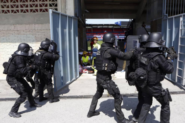 El estadio del C.A. Osasuna fue el lugar elegido para un ejercicio de las fuerzas de seguridad ante un posible ataque.