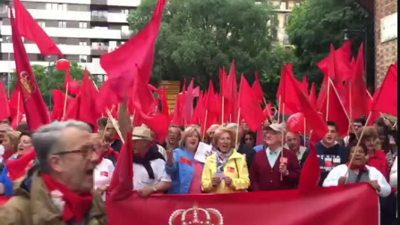 Consignas antes del arranque de la manifestación por la bandera