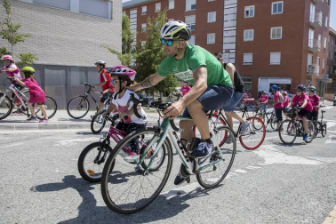 Las calles del Casco Viejo de Pamplona se llenaron este domingo de ciclistas que celebraban el Día de la Bicicleta