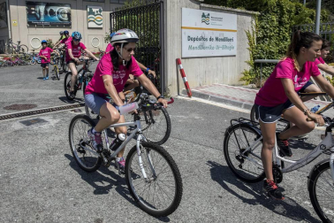 Las calles del Casco Viejo de Pamplona se llenaron este domingo de ciclistas que celebraban el Día de la Bicicleta