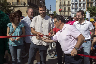 Las calles del Casco Viejo de Pamplona se llenaron este domingo de ciclistas que celebraban el Día de la Bicicleta