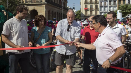 Las calles del Casco Viejo de Pamplona se llenaron este domingo de ciclistas que celebraban el Día de la Bicicleta