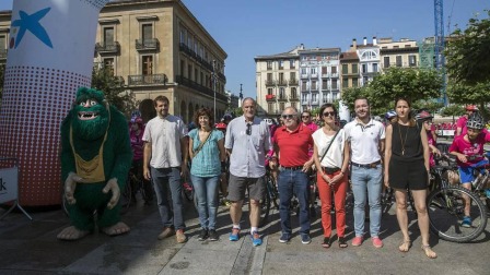 Las calles del Casco Viejo de Pamplona se llenaron este domingo de ciclistas que celebraban el Día de la Bicicleta