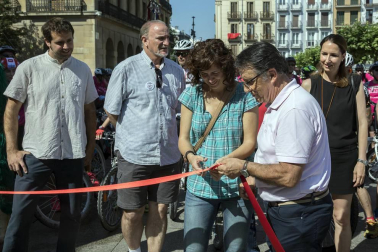 Las calles del Casco Viejo de Pamplona se llenaron este domingo de ciclistas que celebraban el Día de la Bicicleta