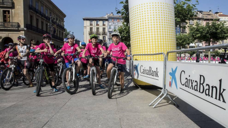 Las calles del Casco Viejo de Pamplona se llenaron este domingo de ciclistas que celebraban el Día de la Bicicleta