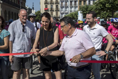 Las calles del Casco Viejo de Pamplona se llenaron este domingo de ciclistas que celebraban el Día de la Bicicleta