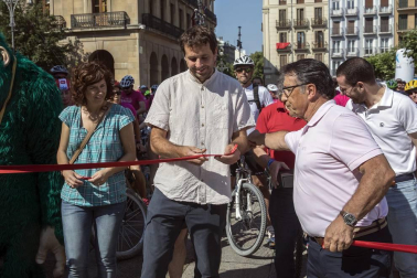 Las calles del Casco Viejo de Pamplona se llenaron este domingo de ciclistas que celebraban el Día de la Bicicleta