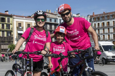 Las calles del Casco Viejo de Pamplona se llenaron este domingo de ciclistas que celebraban el Día de la Bicicleta