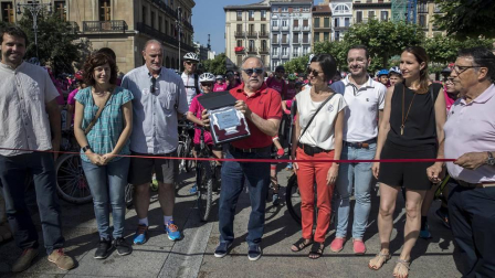 Las calles del Casco Viejo de Pamplona se llenaron este domingo de ciclistas que celebraban el Día de la Bicicleta