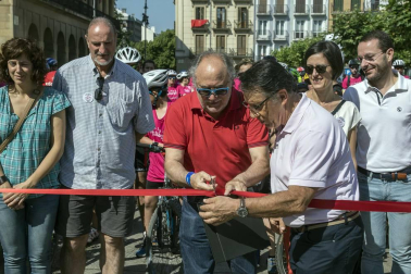 Las calles del Casco Viejo de Pamplona se llenaron este domingo de ciclistas que celebraban el Día de la Bicicleta