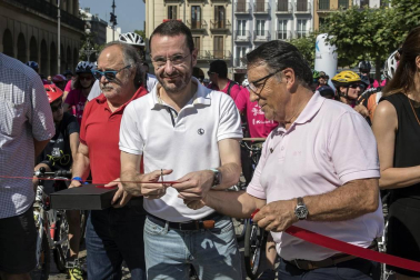 Las calles del Casco Viejo de Pamplona se llenaron este domingo de ciclistas que celebraban el Día de la Bicicleta