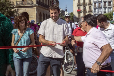Las calles del Casco Viejo de Pamplona se llenaron este domingo de ciclistas que celebraban el Día de la Bicicleta